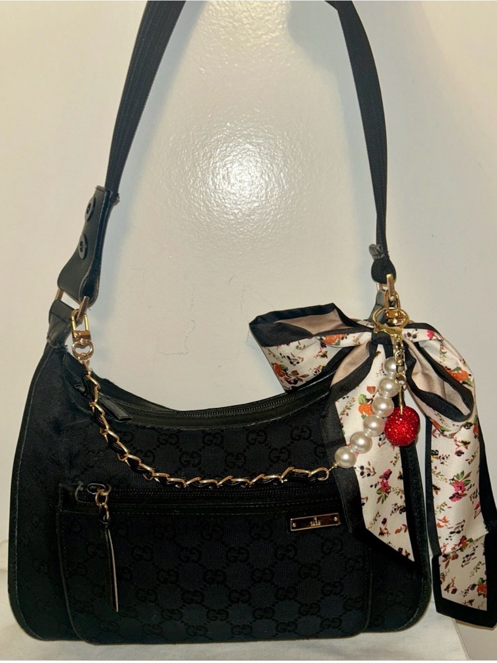 Gucci Black shoulder bag with accessories included